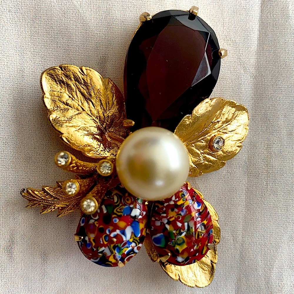 Large Vintage Signed Eisenberg Pearl Brooch. In excellent Condition.